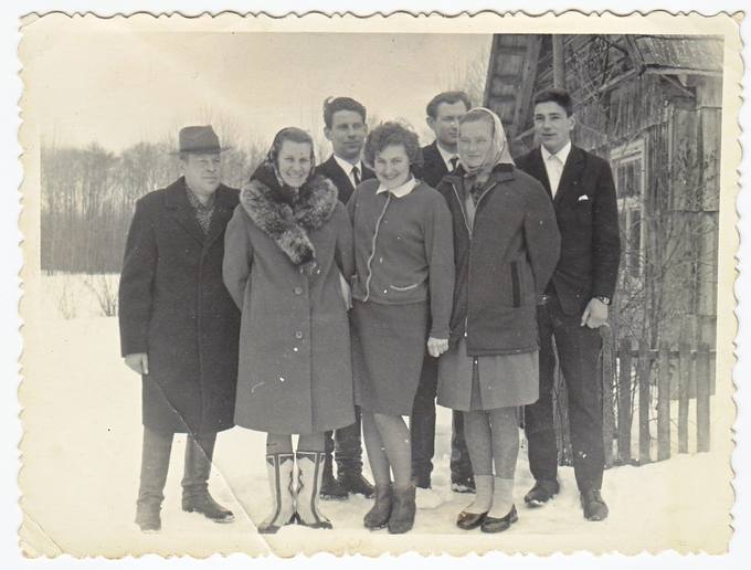 Emilija Mikalajūnaitė-Anilionienė (iš kairės antra) su giminaičiais Pamiškių kaime